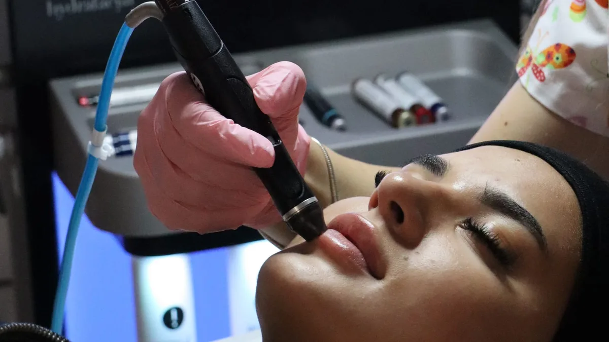 Специалист прави HydraFacial с накрайник PERK на устните в студиото в Свиленград